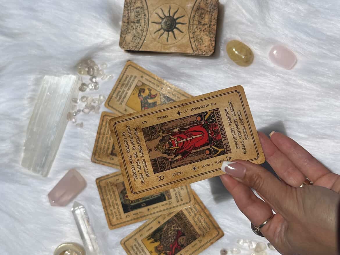 Solis Divinity Tarot (Vintage Edition) card reflecting the deck's transcendent artwork (edition view 24) — Eternal Spirit